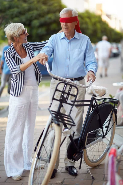 Senior nő vásárol új kerékpárt a meglepetés — Stock Fotó