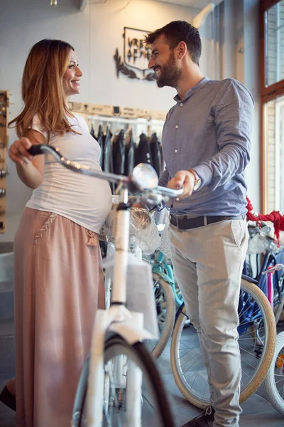 Man and woman choosing new bicycle in bike sho — Stock Photo, Image