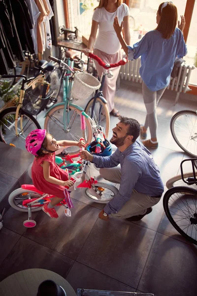 Szczęśliwa młoda rodzina na zakupy nowy rower w sklepie Top Vie — Zdjęcie stockowe