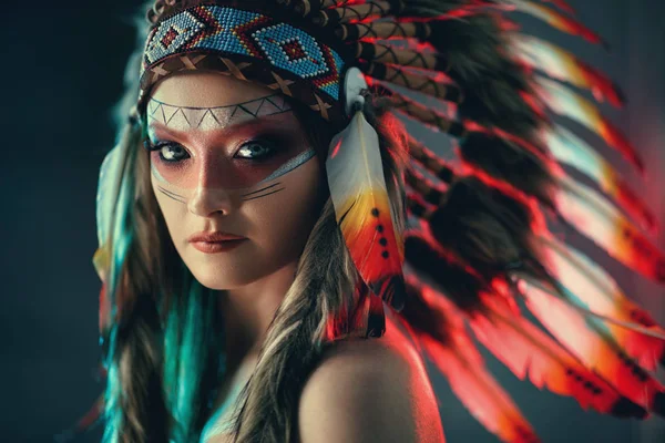 Mujer india con colorido sombrero de plumas tribales — Foto de Stock