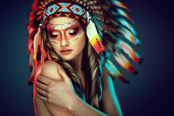 Feminine Indian woman with feather hat — Stock Photo, Image