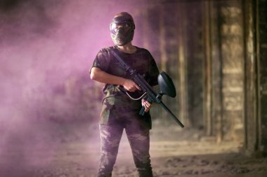 Paintball kadın oyuncu poz