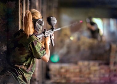 Paintball oyuncu kapak arkasında eylem