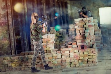 paintball oyununda çatışmalı takımlar  