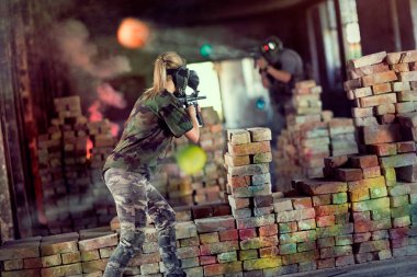 paintball oyununda zıt oyuncular 