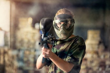 kadın paintball oyuncu