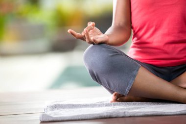 Yoga poz kadın ellerin yakın çekim