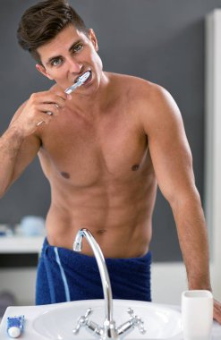 adam banyoda diş fırçalama