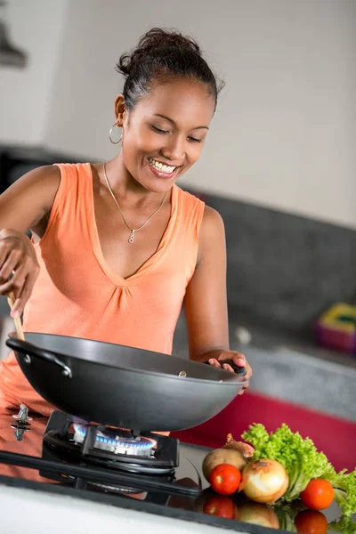 Young woman in the kitchen preparing food — Stock Photo, Image