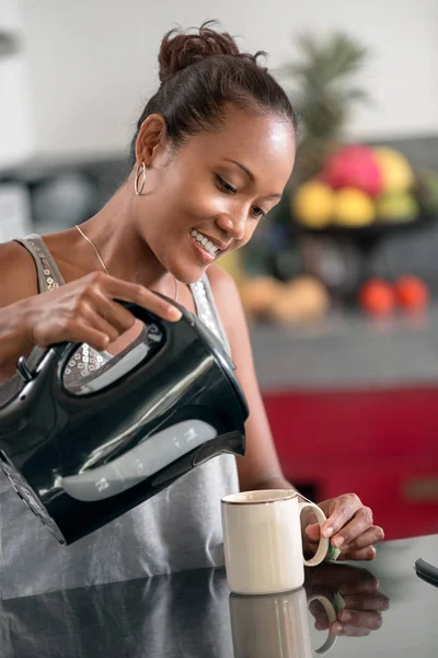 Mujer en su descanso vertiendo ella misma una taza de café caliente —  Fotos de Stock