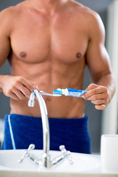 Torso nu masculino de macho com pasta de dentes e escova — Fotografia de Stock