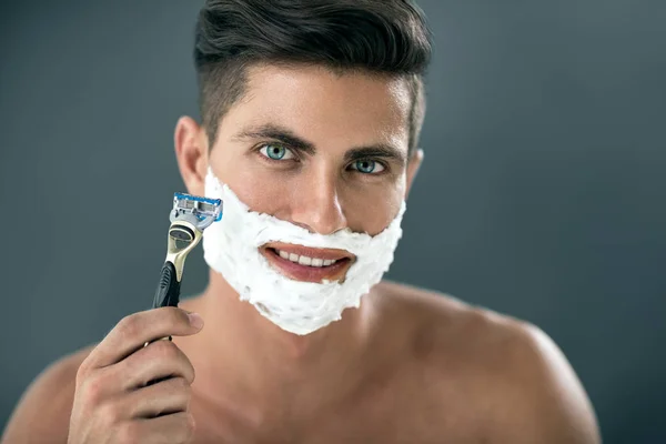 Ung man rakar skägget med rakkniv — Stockfoto