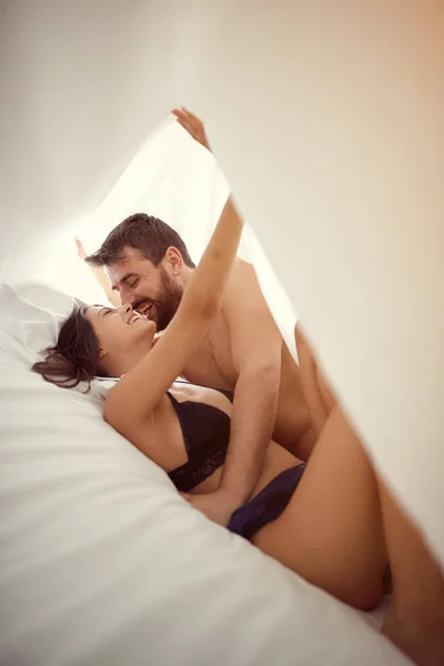 Casal compartilhando momentos íntimos no quarto — Fotografia de Stock