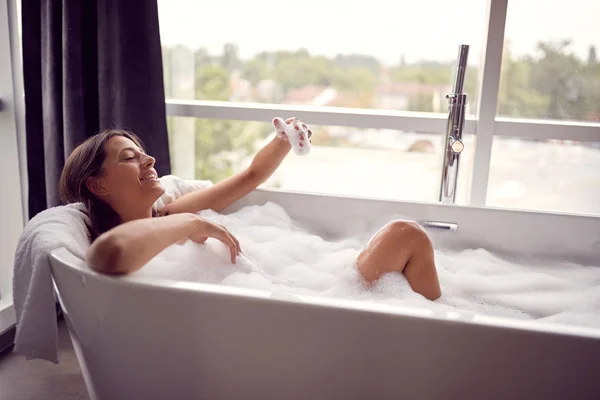 Mujer bañándose. joven dama tomando baño en hom —  Fotos de Stock