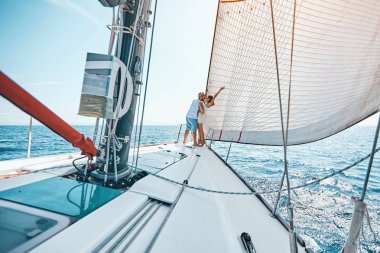 Romantik bir tatil. Genç aşıklar yolcu gemisi aralık görünümü zevk