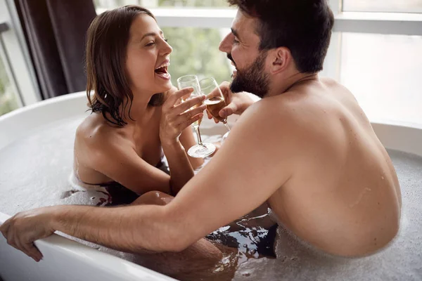 Momenti romantici in bagno - giovani coppie si divertono nella vasca da bagno — Foto Stock