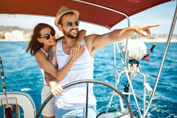 Szép pár szerelmesek vitorlázni egy hajón, és élvezze fényes Su — Stock Fotó