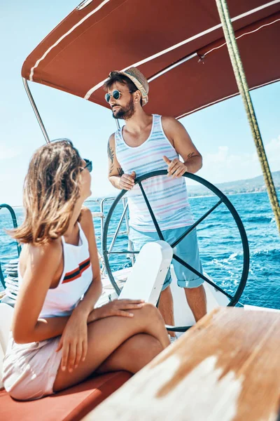 Feliz hombre y mujer disfrutando de un paseo en barco juntos — Foto de Stock