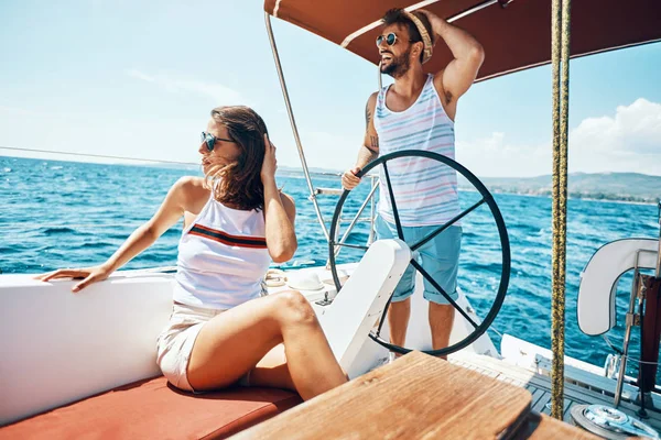 Jovem homem e mulher em um barco à vela-férias românticas e lux — Fotografia de Stock