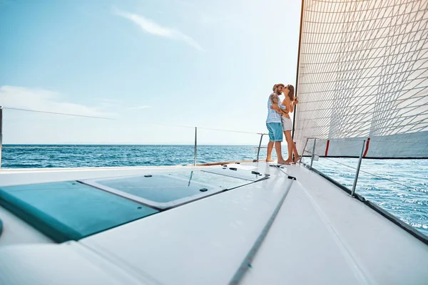Miłośnicy podróżujących na wakacjach żeglarstwo na otwartym morzu oceanu korzystających — Zdjęcie stockowe