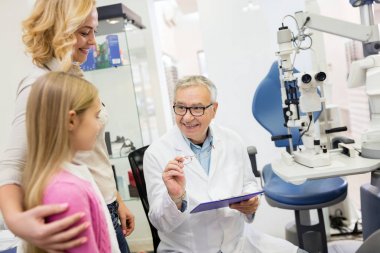 Sevimli göz uzmanı çocuğa gözlük verir