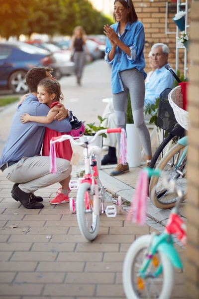 자전거 판매 - 행복한 소녀는 새로운 자전거를 가지고 — 스톡 사진