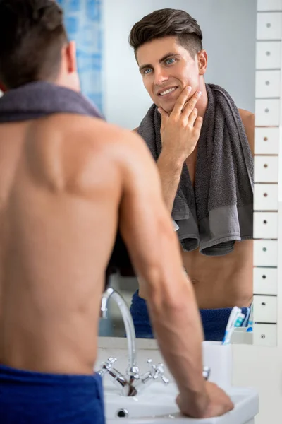 Man in badkamer voor spiegel — Stockfoto