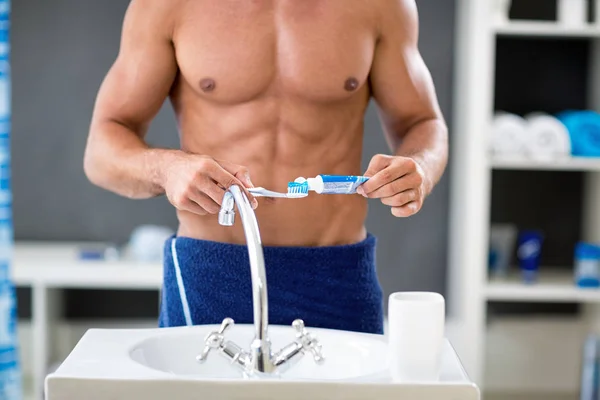 Mężczyzna higieny jamy ustnej rano — Zdjęcie stockowe