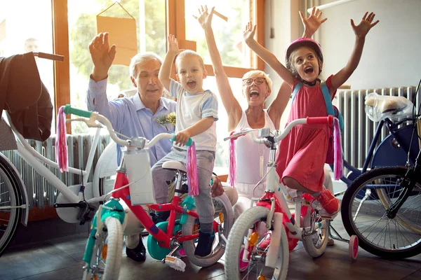Старша сім'я купує новий велосипед для маленьких онуків — стокове фото
