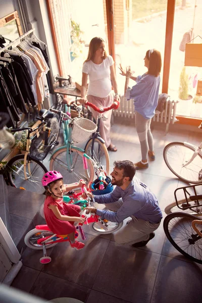 Ung familj att välja ny cykel i butik top vie — Stockfoto