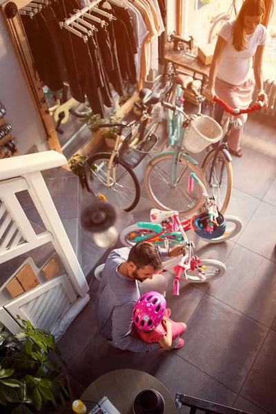 顾客在商店顶上购买新自行车 — 图库照片