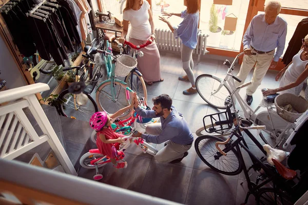 Clienti che acquistano nuove biciclette in bicicletta vista dall'alto — Foto Stock