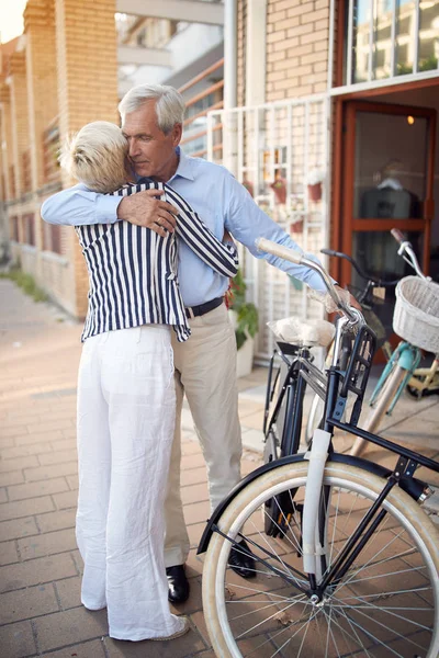 Пожилая пара покупает новый велосипед в магазине велосипедов — стоковое фото