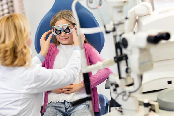 Girl at eye specialist controls vision — Stock Photo, Image