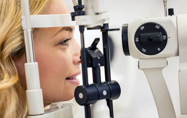 Patient determines eye diopter in eye clinic