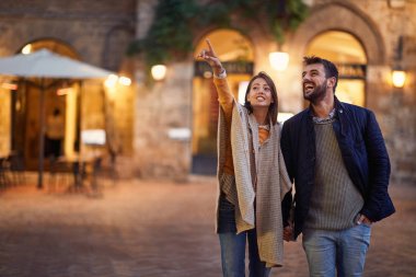 tatilde sevgi dolu bir çiftin romantik akşam yürüyüş