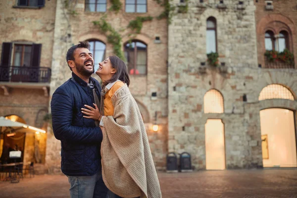 Ρομαντικό ζευγάρι Αγκαλιάζοντας και περπατώντας γύρω από την παλιά πόλη σε διακοπές — Φωτογραφία Αρχείου