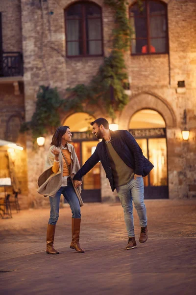 Junges verliebtes Paar flirtet, während es Italien genießt — Stockfoto