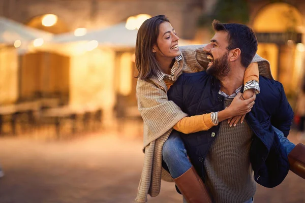Ung man och kvinna i kärlek flörtar medan du njuter på Italien — Stockfoto