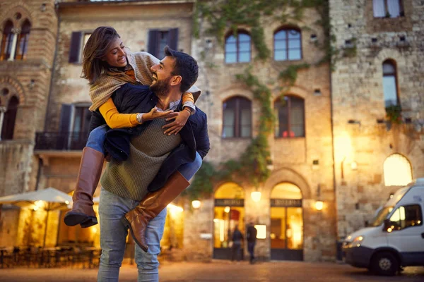 Casal apaixonado desfrutando na bela noite juntos — Fotografia de Stock