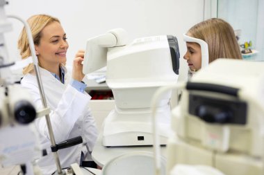 Küçük kızın optik incelemesi