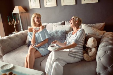 Kızı kahve içen yaşlı kadın