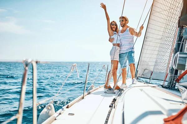 Sexig man och kvinna på lyxbåten — Stockfoto