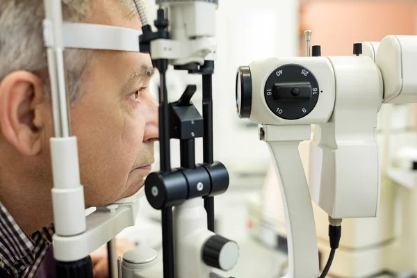 Фахівці з оптики переглядають зір пацієнту — стокове фото
