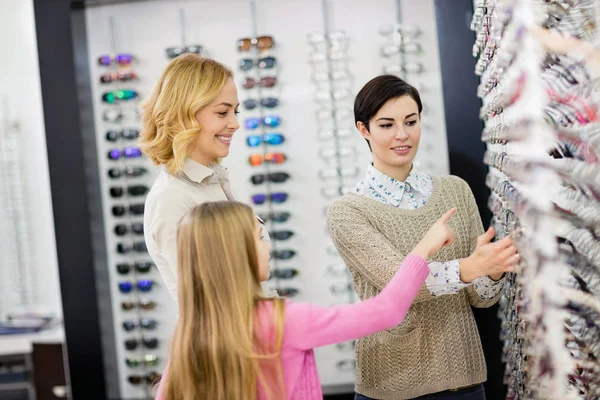 Магазин одягу має великий вибір різних рамок для окулярів — стокове фото