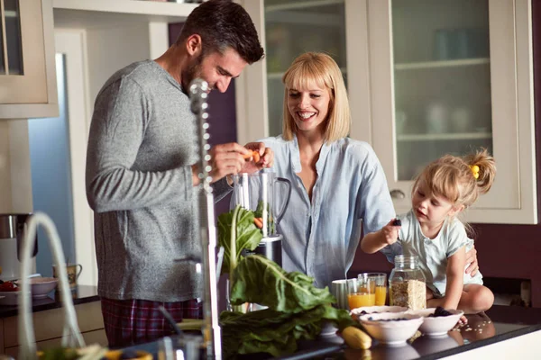 Ailede sağlıklı kahvaltı — Stok fotoğraf
