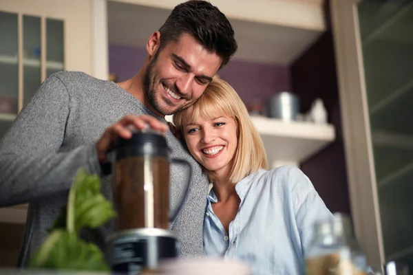 Pareja feliz haciendo desayuno saludable — Foto de Stock