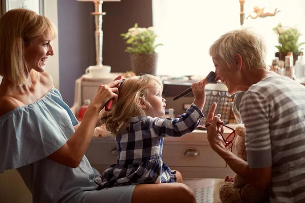 Kind mit Mutter zu Besuch bei Oma hat Spaß — Stockfoto