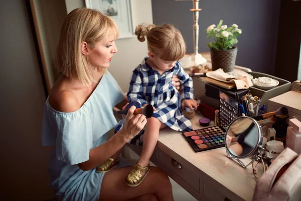 Mãe com filha brincando com maquiagem — Fotografia de Stock