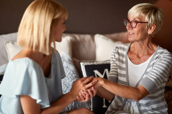 Mamma dando supporto a sua figlia — Foto Stock